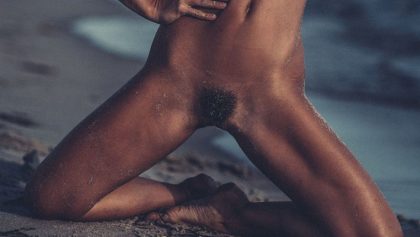 Marisa Papen enseñando su coñito peludo en la playa