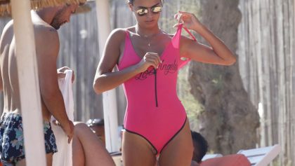 El coño de Sofia Suescun fluye en la playa
