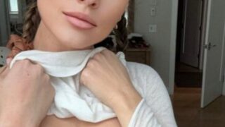 A Amanda Cerny se le filtró un vídeo en bragas en Onlyfans con un striptease en bragas