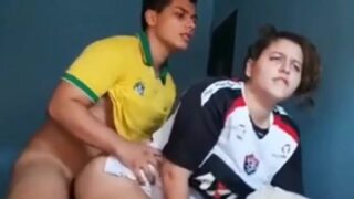 Fan ardiente de Vitória bailando sensualmente y divirtiéndose