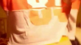 Muestra que tiene un buen toto