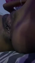 Negrita muestra su coño perfecto