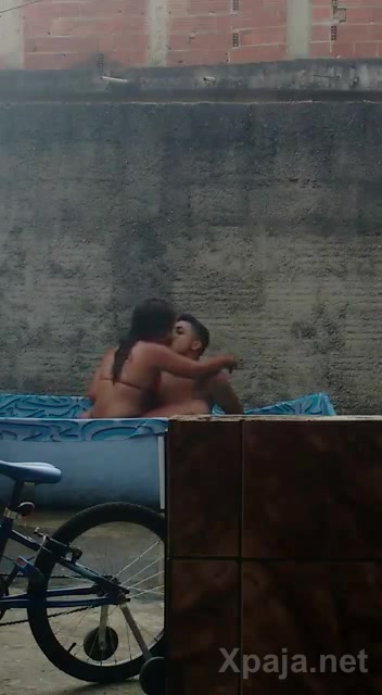 La cámara oculta atrapó dos simbolizando en la piscina