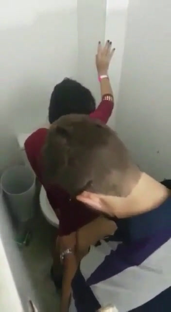 Atrapado arrojando un rápido en el baño