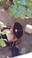 Atrapado arrojando un rápido en el parque a una madura