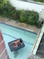 Atrapado en la piscina