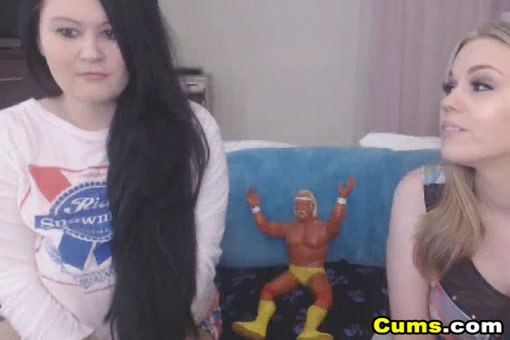 Dos chicas calientes tetonas juegan con sus coños