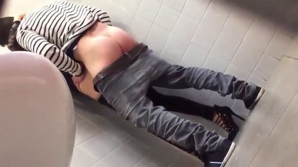 Grabe dos polvo en un baño público