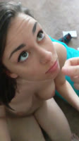 Hermosa chica recibiendo meco en su rostro