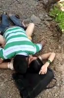 Interrumpido arrojar un polvo en el suelo