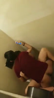 No pueden soportar y lo hicieron en el baño