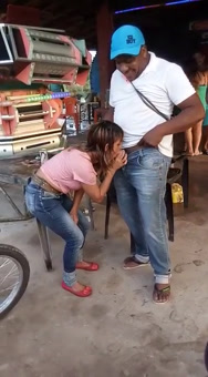 Pequeño chupar guevo
