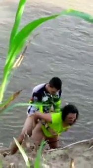 Polvito en el río y se dan cuenta de que los registran