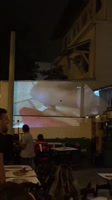 Por error puso un video porno en la pantalla grande de un bar