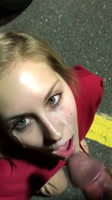 Rapadita en el parque con leche en la cara