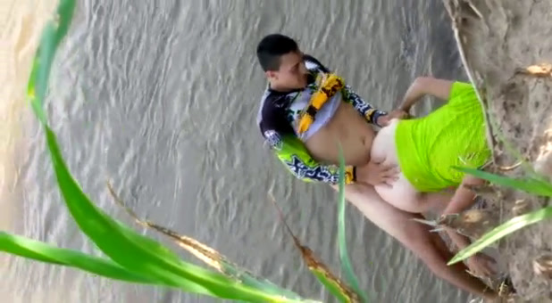 Atrapado tener relaciones sexuales en el río
