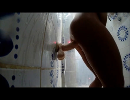 Bonito cuerpo Bates en la ducha y tiene un orgasmo múltiple