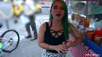 Cabello verde latino en las calles de Colombia