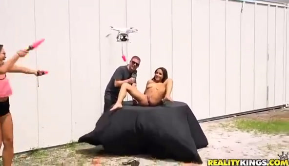 Drone volador experto y lo lleva a su vagina
