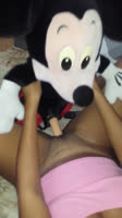 Es tan fanática de Mickey Mouse que incluso folla con él.