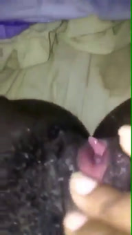 Negro con un toto rico