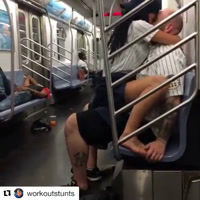 Rápido en el metro, ni siquiera esperan llegar a casa.