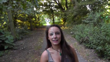 Salen a caminar y terminan recibiendo leche en la cara