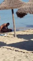 Turista teniendo sexo en la playa y curioso las graba