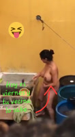 Vecino bañándose en el patio