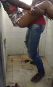 Verter un polvo en un baño abandonado