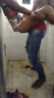 Verter un polvo en un baño abandonado